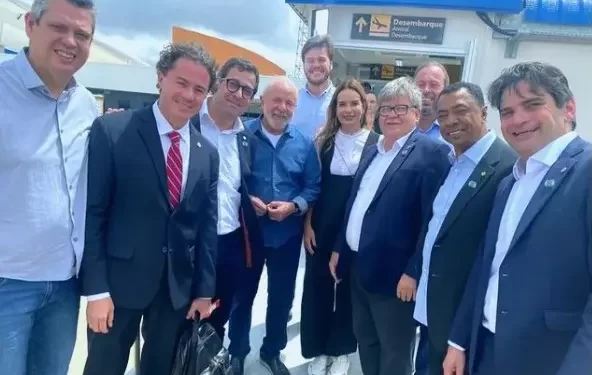 Lula chega em CG e embarca em helicóptero com destino a Santa Luzia