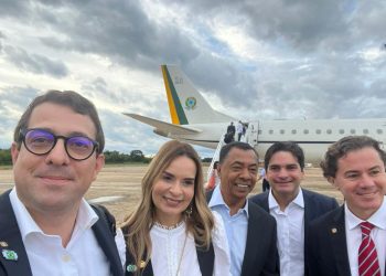 Políticos paraibanos embarcam com Lula para agenda no Estado