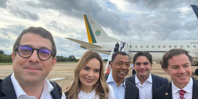 Políticos paraibanos embarcam com Lula para agenda no Estado