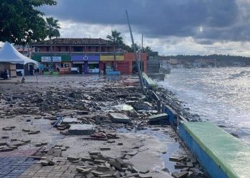 VÍDEO: Maré alta destrói praça na Baía da Traição