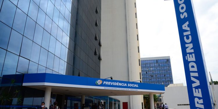 Moraes dá dez dias para INSS ter plano para revisão da vida toda