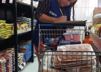 Procon apreende produtos vencidos e autua supermercado em Sapé