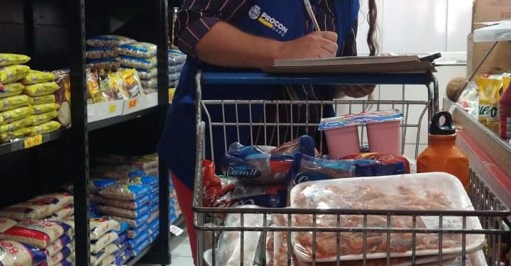 Procon apreende produtos vencidos e autua supermercado em Sapé