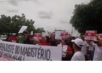 Professores de Picuí realizam protesto e exigem pagamento do piso salarial da categoria