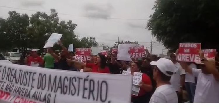 Professores de Picuí realizam protesto e exigem pagamento do piso salarial da categoria