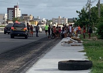 Em Cabedelo: moradores fazem protesto e bloqueiam BR-230 em Camboinha