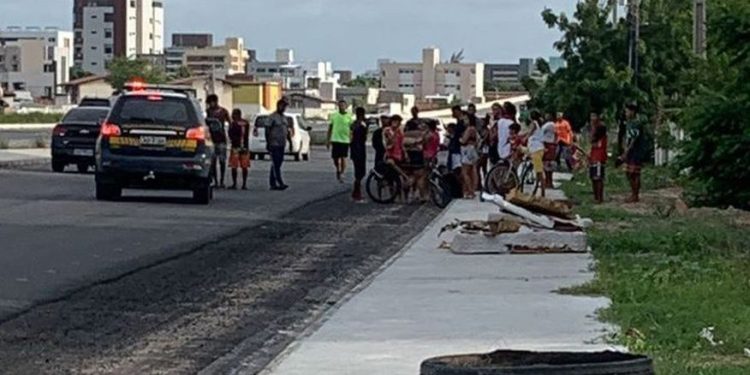 Em Cabedelo: moradores fazem protesto e bloqueiam BR-230 em Camboinha