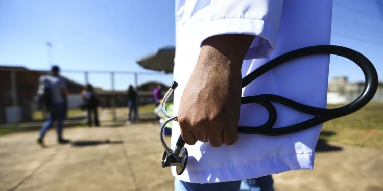 Governo federal terá novo programa de oferta de médicos em regiões distantes