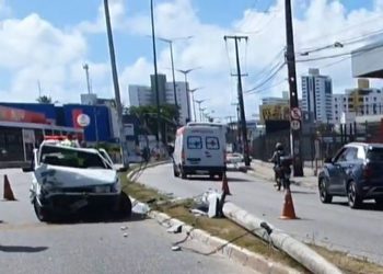 Condutora perde o controle do veículo e derruba poste na principal dos bancários na manhã deste domingo