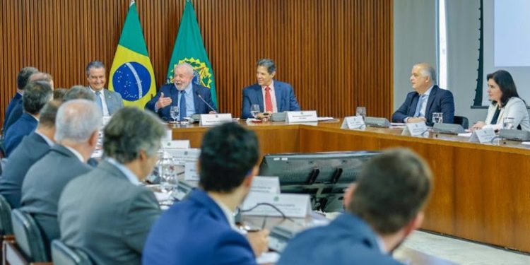 “Dinheiro bom é dinheiro transformado em melhoria da qualidade de vida do povo”, diz Lula