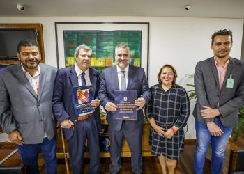 Ministro Paulo Pimenta reitera compromisso do governo com a transparência em reunião com jornalistas