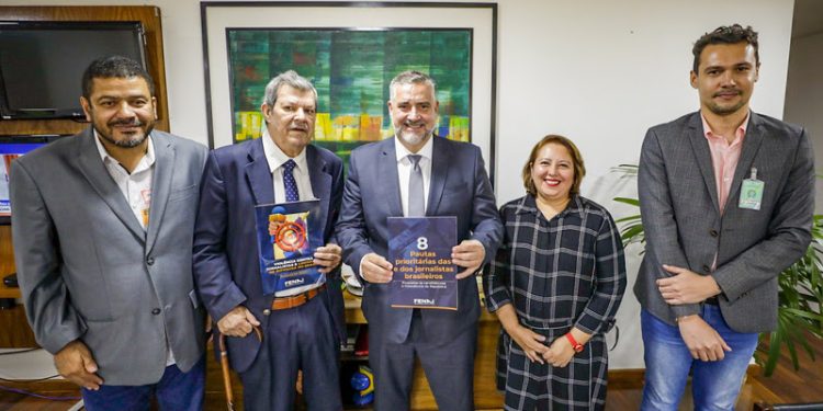 Ministro Paulo Pimenta reitera compromisso do governo com a transparência em reunião com jornalistas