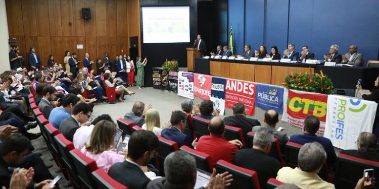 Governo oficializa reajuste de 9% para o funcionalismo federal