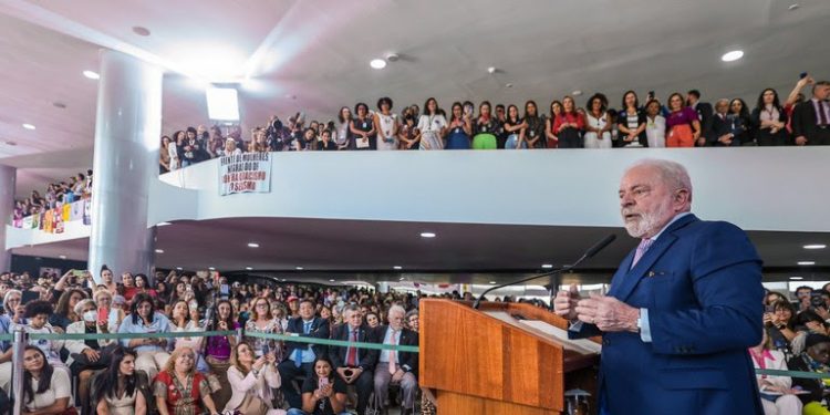 “Nada justifica a desigualdade de gênero”, diz Lula