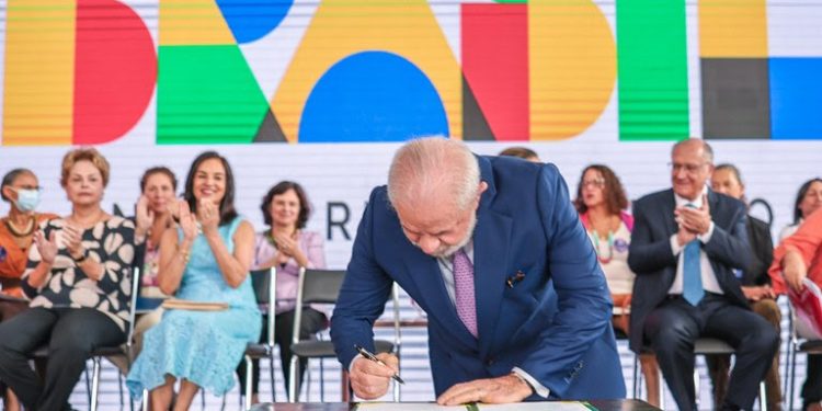 Governo Federal atesta oferta gratuita de absorventes à população vulnerável