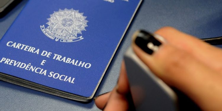 Brasil registrou mais de 1,8 milhões de pessoas empregadas com carteira assinada em janeiro de 2023