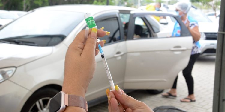 Prefeitura oferta vacina contra a Covid-19 para todos os públicos neste sábado no Mangabeira Shopping