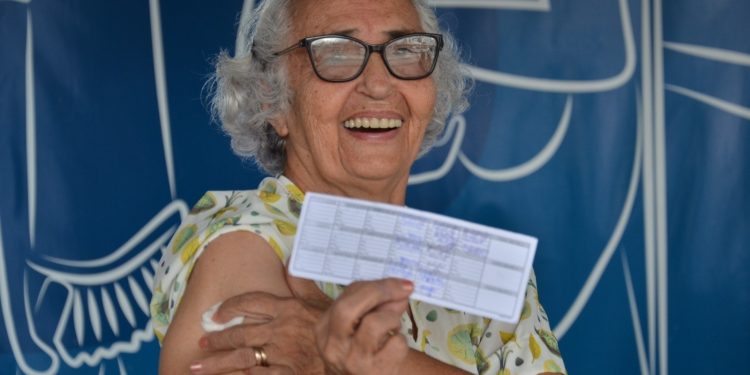 Prefeitura de Campina Grande amplia vacinação bivalente para idosos a partir de 66 anos