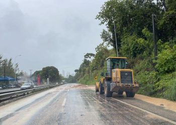 CHUVA: Deslizamento de barreira interdita BR-230 em João Pessoa