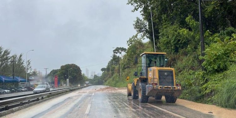 CHUVA: Deslizamento de barreira interdita BR-230 em João Pessoa