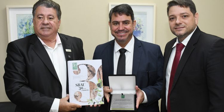 Presidente da CMJP recebe comenda da Sociedade Brasileira de Arborização Urbana