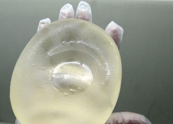 Lei garante troca de implante mamário para paciente de câncer