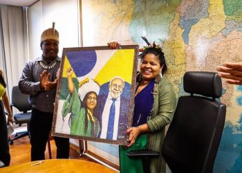 Ministra é presenteada com obra de arte de artista plástico indígena da Paraíba