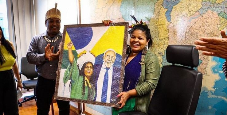 Ministra é presenteada com obra de arte de artista plástico indígena da Paraíba