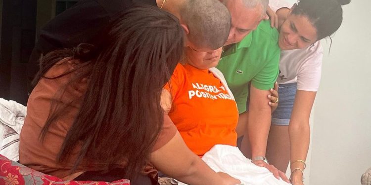 Prefeito de Santa Rita raspa a cabeça em solidariedade à deputada Jane Panta