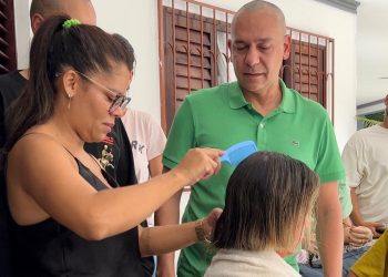 Prefeito de Santa Rita raspa a cabeça em solidariedade à deputada Jane Panta