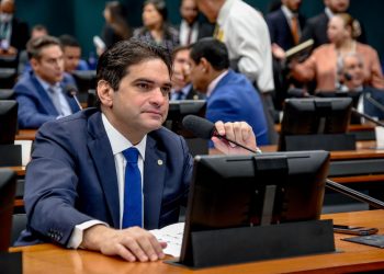 Murilo protocola PL que torna o uniforme escolar uma despesa de manutenção e desenvolvimento do ensino