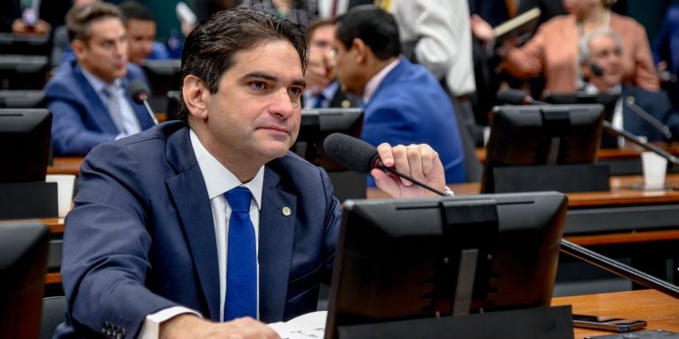 Murilo protocola PL que torna o uniforme escolar uma despesa de manutenção e desenvolvimento do ensino