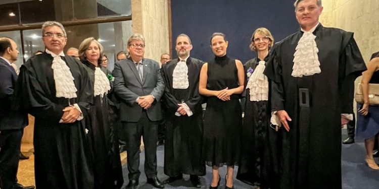 João Azevêdo prestigia posse da mesa diretora do TRF5 e destaca união institucional para fortalecimento da democracia