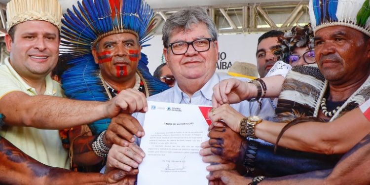 João autoriza novos investimentos e faz entrega de ações em homenagem ao Dia dos Povos Indígenas