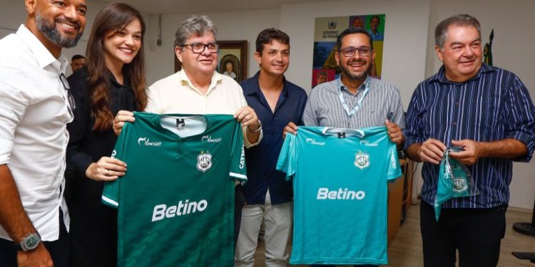 João Azevêdo e presidente da Cagepa assinam contratos de patrocínio com times de futebol da Paraíba