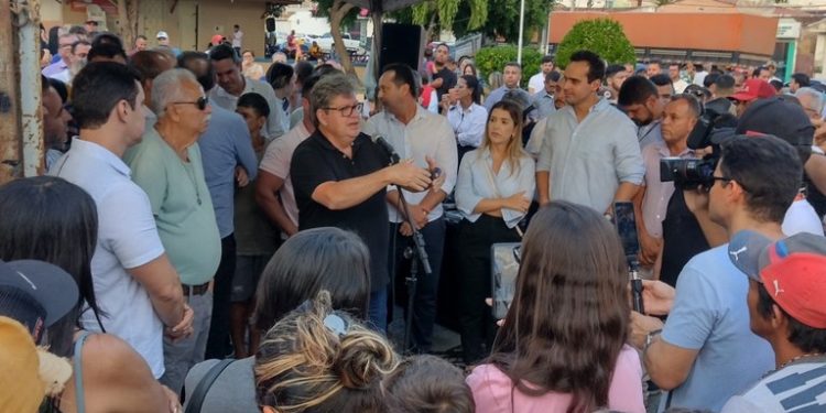 João entrega travessias urbanas e autoriza obras de habitação em Caraúbas, Congo e Sumé