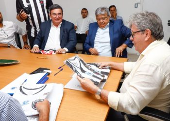 João Azevêdo e presidente da Cagepa assinam contratos de patrocínio com times de futebol da Paraíba
