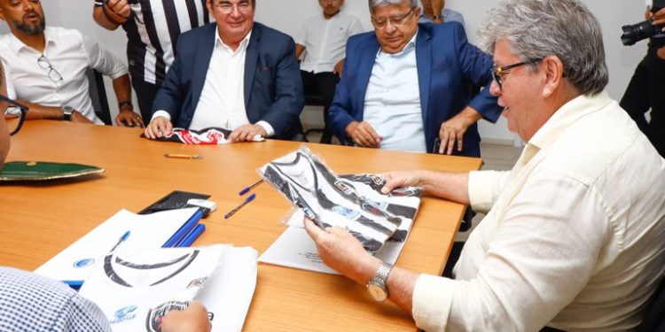 João Azevêdo e presidente da Cagepa assinam contratos de patrocínio com times de futebol da Paraíba