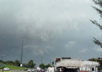 Defesa Civil monitora trecho da barreira do Castelo Branco que deslizou na noite deste domingo