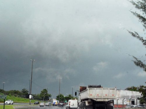 Defesa Civil monitora trecho da barreira do Castelo Branco que deslizou na noite deste domingo