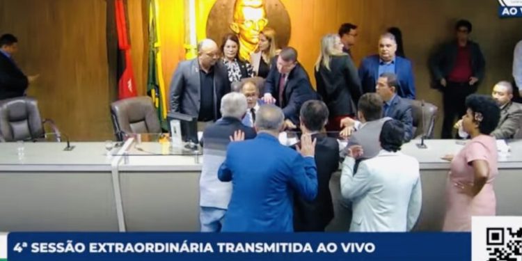 Sessão na Câmara de CG é marcada por confusão e suspensão por decisão judicial