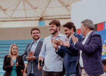 Com a presença do ministro das Comunicações, Bruno entrega mil chips de internet para estudantes da Rede Municipal