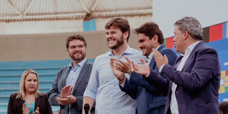 Com a presença do ministro das Comunicações, Bruno entrega mil chips de internet para estudantes da Rede Municipal