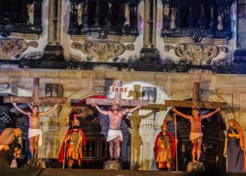 Público aplaude de pé espetáculo Paixão de Cristo em segunda noite de apresentação