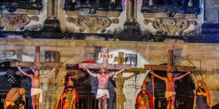 Público aplaude de pé espetáculo Paixão de Cristo em segunda noite de apresentação