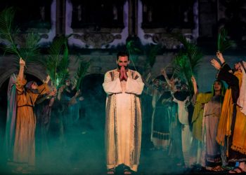 Mesmo com chuva, penúltima noite da Paixão de Cristo teve duas apresentações com plateia lotada