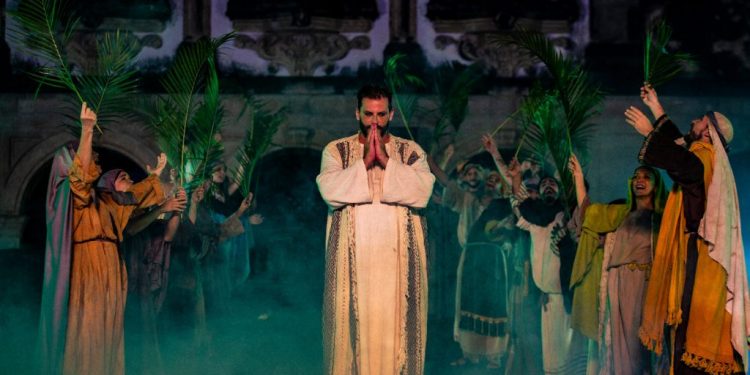 Mesmo com chuva, penúltima noite da Paixão de Cristo teve duas apresentações com plateia lotada