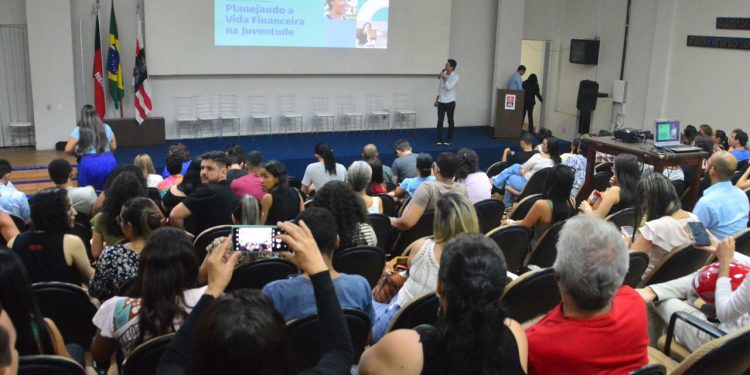 Prefeito da capital lança edital com 300 novas bolsas para estudantes do Ensino Superior