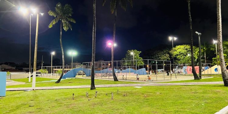 Prefeitura substitui iluminação da Praça do Coqueiral por lâmpadas de LED