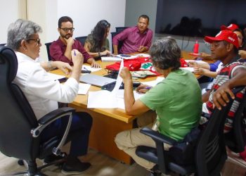 Governador da Paraíba recebe MST e discute pleitos do Movimento